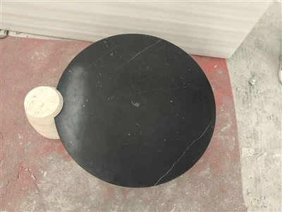 Nero Marquina marmorbord med beige travertinben